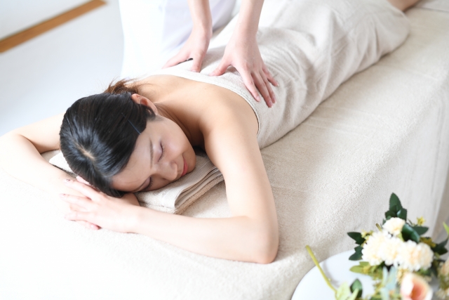 ボディを施術している女性