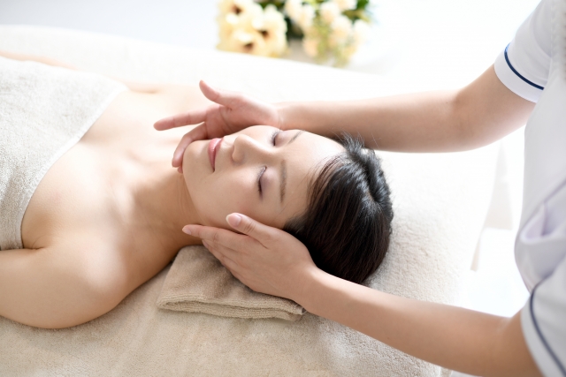 フェイシャルを施術している女性