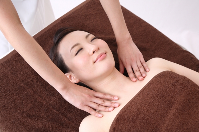 ボディを施術している女性