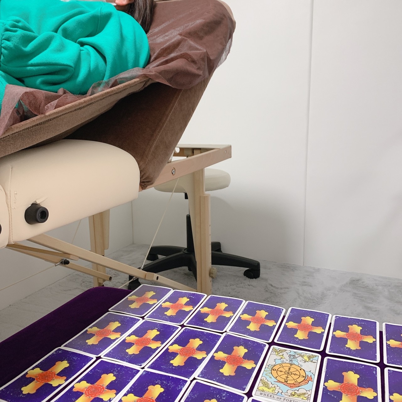 酸素ボックス内でタロット占いをしている風景